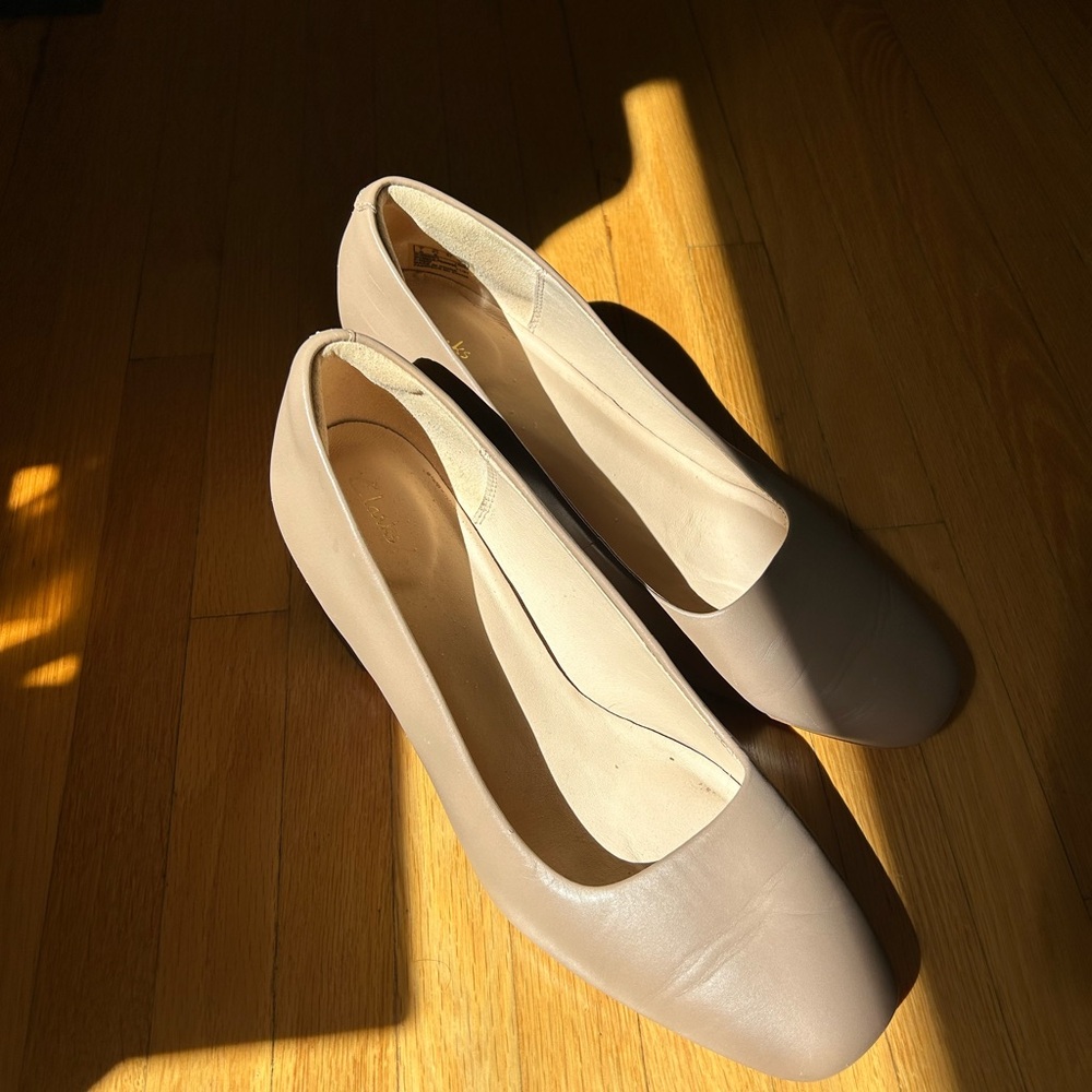 Clarks - Classic Women's Leather Pumps in Beige/Nude